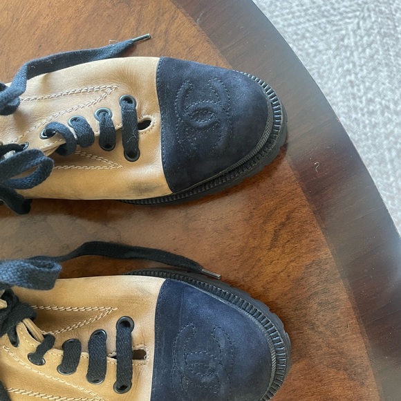 CHANEL beige/black suede bootie - Picture 5 of 14